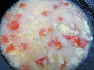 西红柿面疙瘩,将蛋液倒入锅中