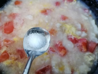 西红柿面疙瘩,加入一勺盐调味