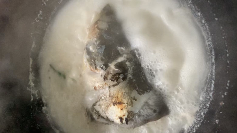 豆腐鱼头汤,大火不断沸腾，逐渐出现奶白汤色。