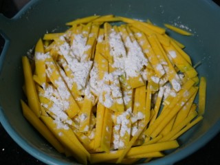 蛋黄南瓜,清洗干净放入碗中，加入盐和玉米淀粉，抓拌均匀