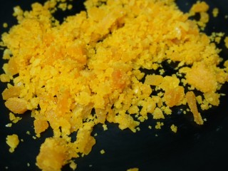 蛋黄南瓜,将捣碎的蛋黄倒入锅中，加入少量的油