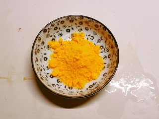 蛋黄南瓜,取出蛋黄粉。