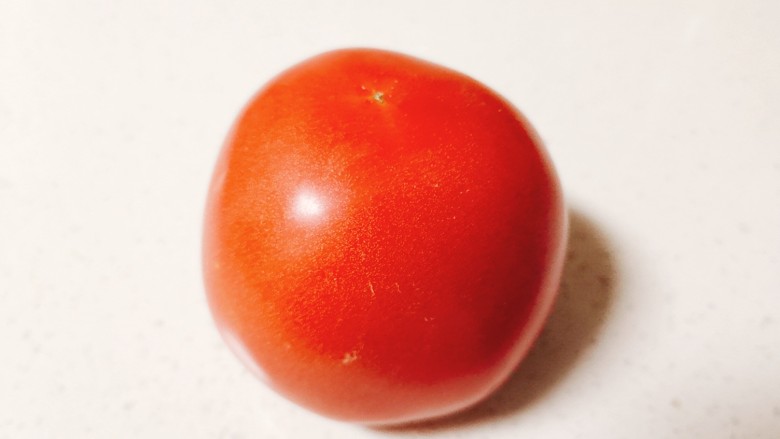 西红柿鸡蛋拌面,准备<a style='color:red;display:inline-block;' href='/shicai/ 3551'>西红柿</a>一个洗净备用