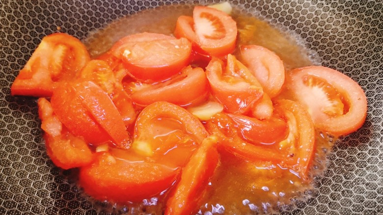 西红柿鸡蛋拌面,炒至西红柿软烂出汁