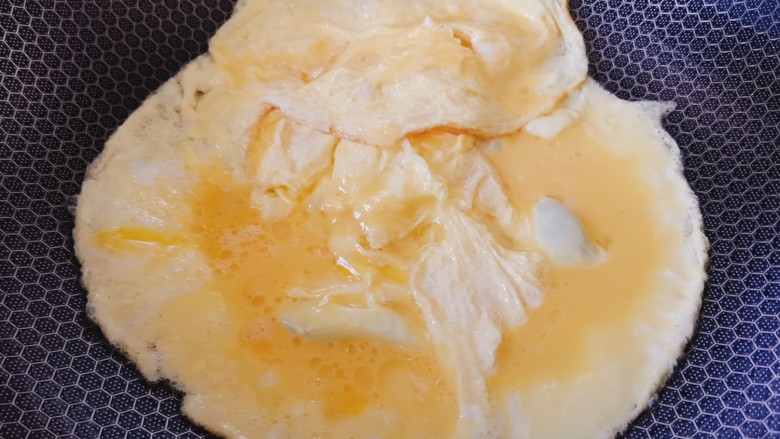 西红柿鸡蛋拌面,先将鸡蛋炒熟盛出