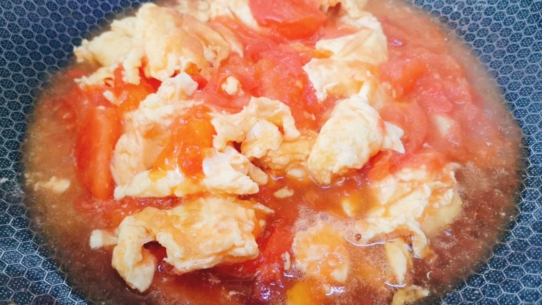 西红柿鸡蛋拌面,翻炒均匀
