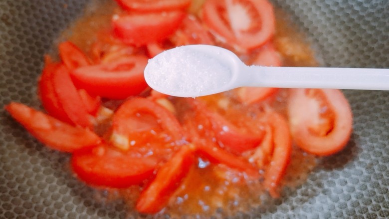 西红柿鸡蛋拌面,加适量盐