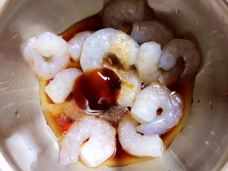 黄瓜炒虾仁,放入盐、生抽、蚝油、料酒、花椒粉。