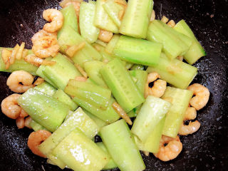 黄瓜炒虾仁,翻炒均匀，入味即可出锅了。