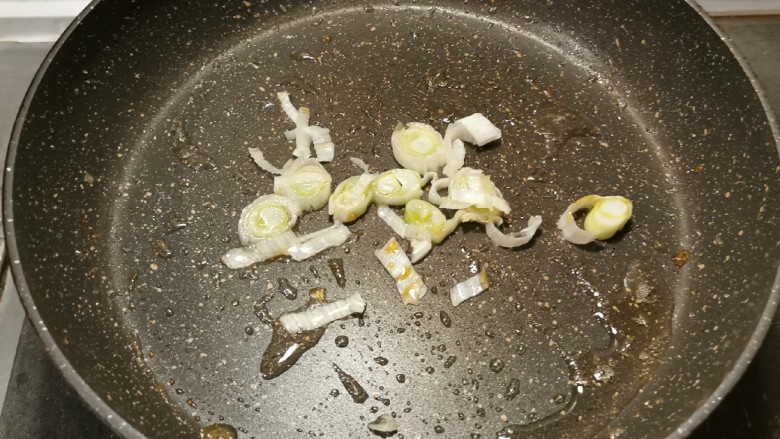 腊肉土豆片,再起油锅，放入半汤匙食用油，放入葱片炒香。