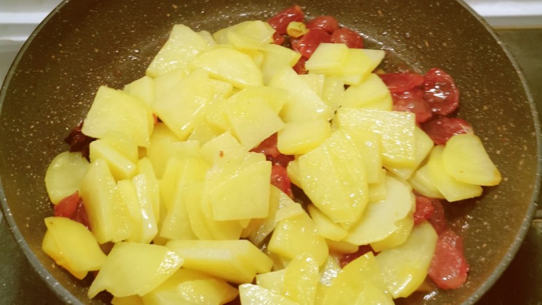 腊肉土豆片,放入炒好的土豆翻炒均匀。