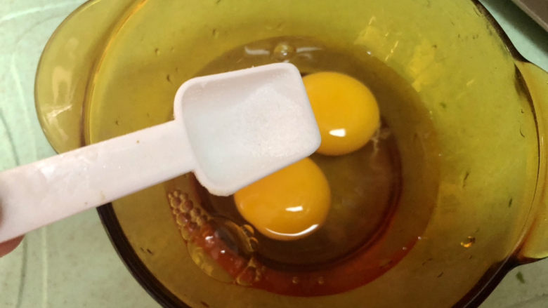 孜然金针菇,鸡蛋打入碗中，加少许食盐
