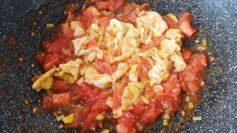 西红柿鸡蛋拌面,翻炒均匀。