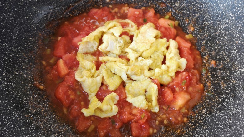 西红柿鸡蛋拌面,下入炒好的鸡蛋。