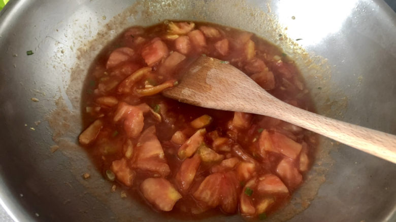 西红柿鸡蛋拌面,小火炖煮到番茄出汁
