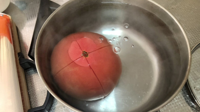 西红柿鸡蛋拌面,加适量开水，没过番茄，烫三分钟，以便剥皮