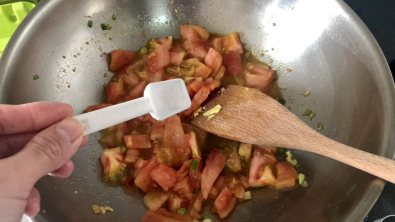 西红柿鸡蛋拌面,可以加少许食盐，可以更快出汁