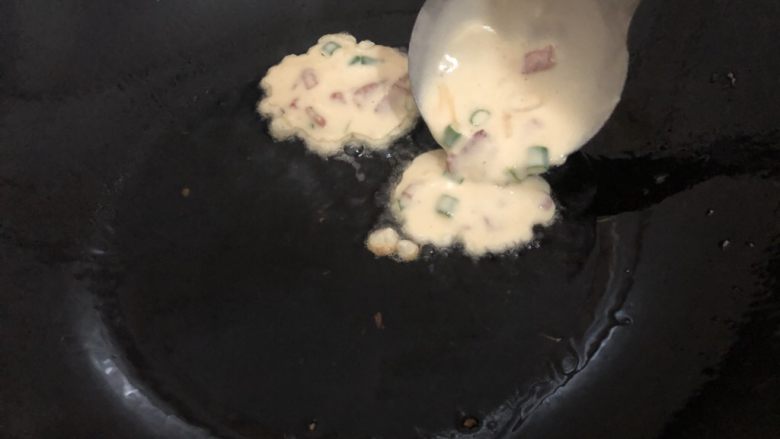 培根鸡蛋饼,油热，转小火用汤勺舀半勺慢慢下锅（喜欢大点的就舀多点）