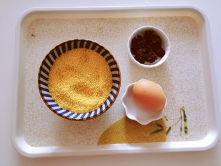 鸡蛋小米粥,食材准备好。