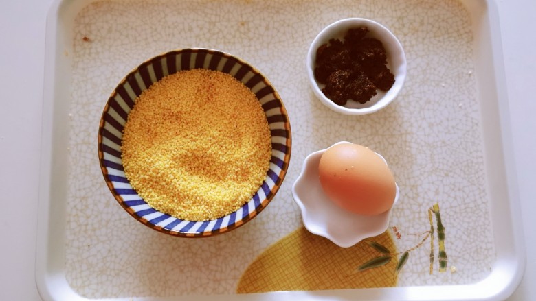 鸡蛋小米粥,食材准备好。