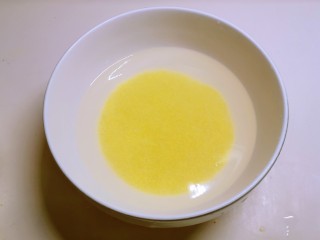 鸡蛋小米粥,倒入清水浸泡1个小时。