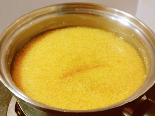 鸡蛋小米粥,搅拌红糖完全融化。