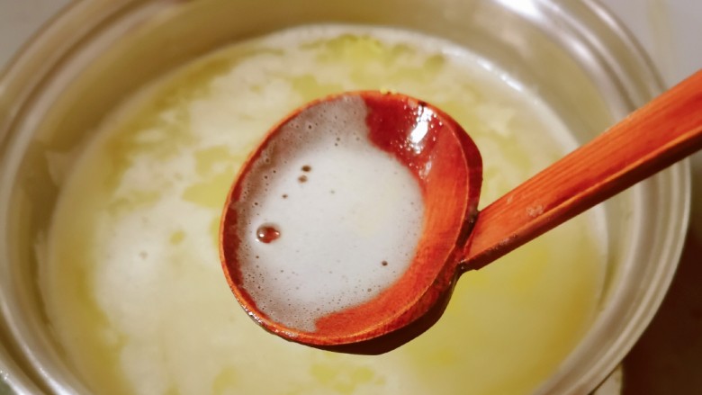 鸡蛋小米粥,水烧开后，撇去浮末。