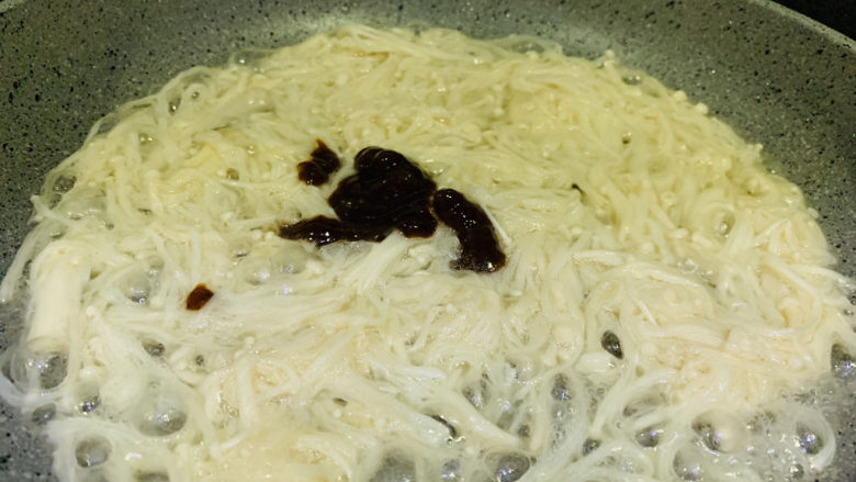 孜然金针菇,将金针菇炒软，出水，加一勺黑胡椒酱