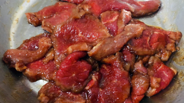 小炒黄牛肉,所有调味料拌匀煨制二十分钟入味