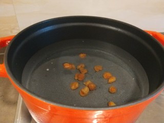 干贝海鲜粥,锅中加入适量水烧开放入干贝。