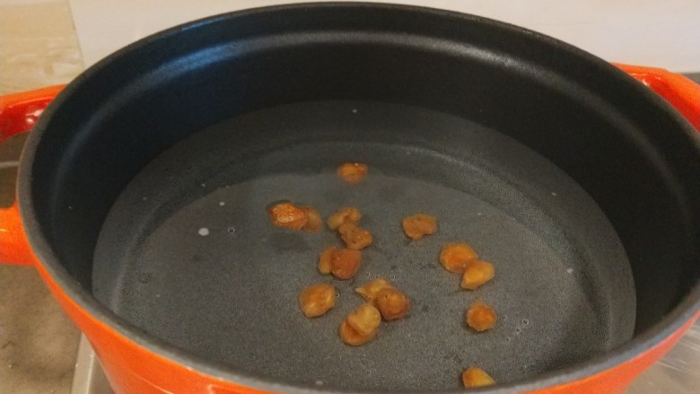 干贝海鲜粥,锅中加入适量水烧开放入干贝。