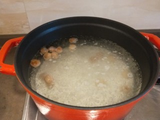 干贝海鲜粥,倒入大米。