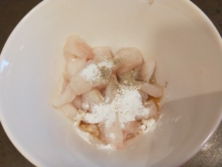 干贝海鲜粥,倒入碗中加入白胡椒，料酒，淀粉。
