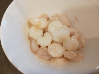 干贝海鲜粥,加入适量盐抓均匀。