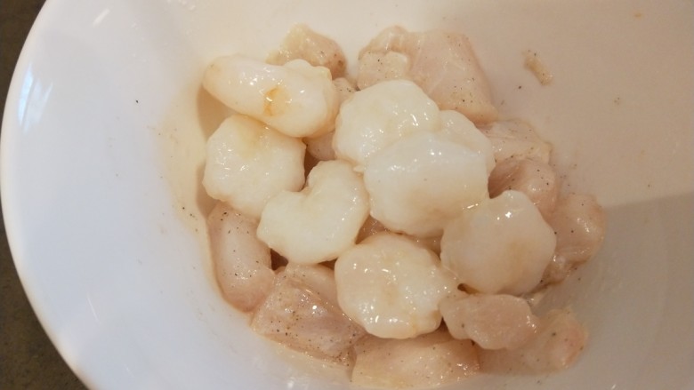 干贝海鲜粥,加入适量盐抓均匀。