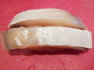 干贝海鲜粥,海鱼块去皮。