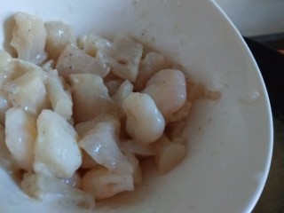 干贝海鲜粥,粥熬熟后虾仁鱼肉倒入锅中。