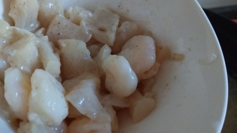 干贝海鲜粥,粥熬熟后虾仁鱼肉倒入锅中。