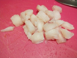 干贝海鲜粥,切成小块。