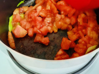 西红柿面疙瘩,加入切好的番茄丁翻炒至浓稠。