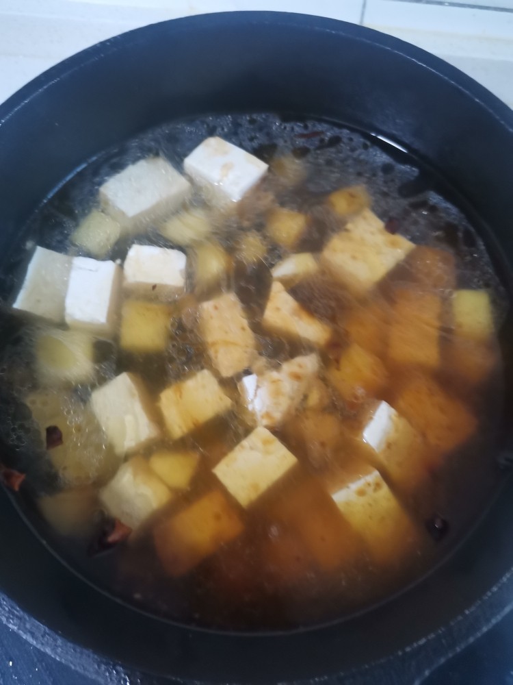 土豆豆腐汤,加水摸过菜