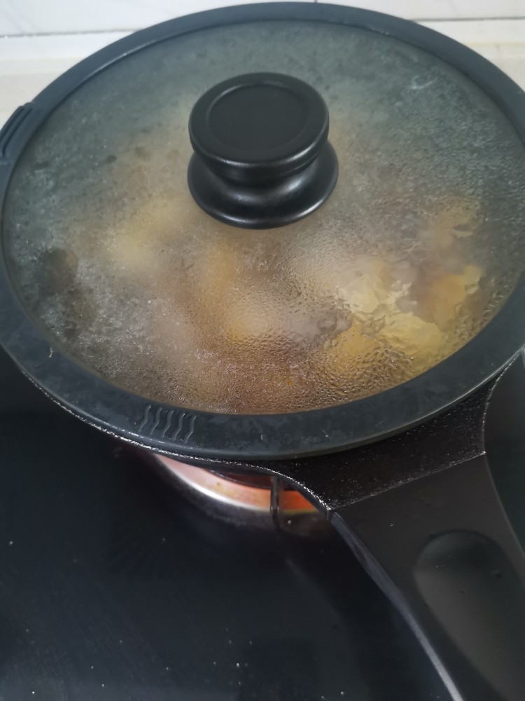 土豆豆腐汤,盖上盖子大火炖5分