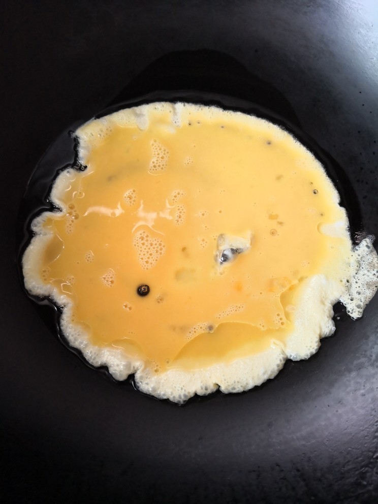 西红柿鸡蛋拌面,倒入鸡蛋液