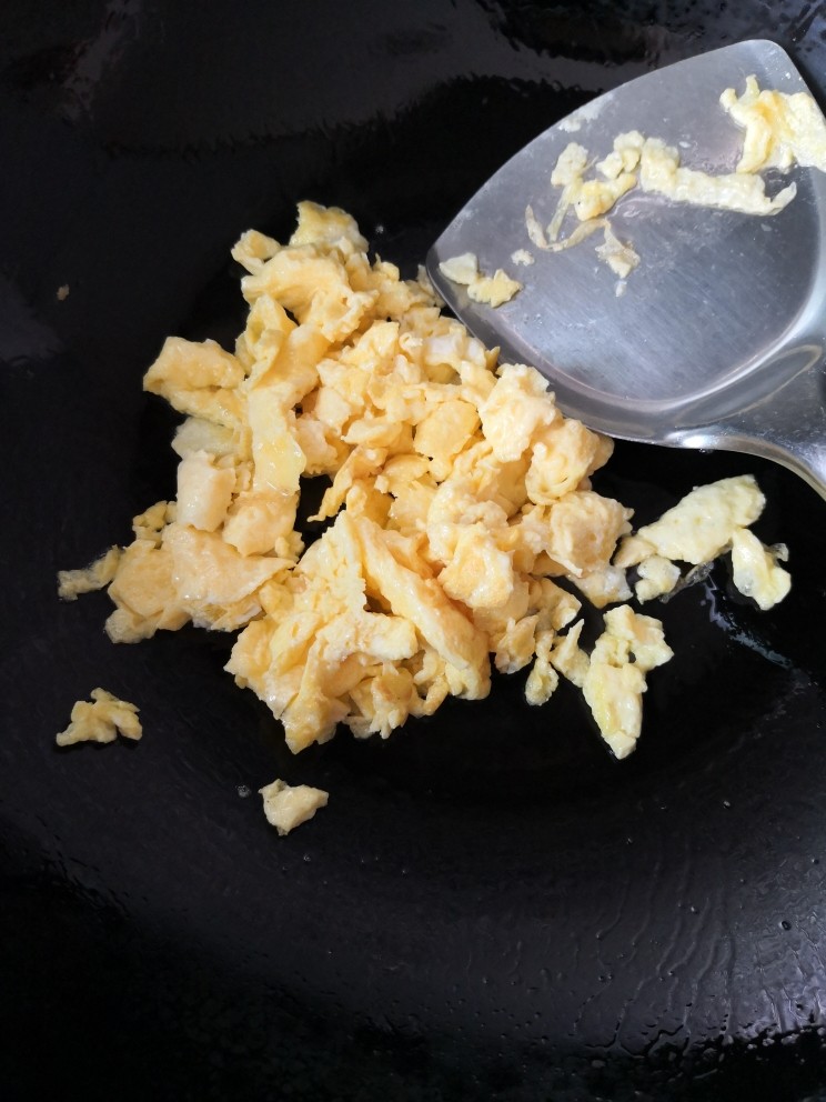 西红柿鸡蛋拌面,待蛋液凝固用铲子边炒边叉成小块