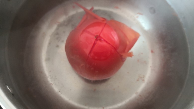西红柿鸡蛋拌面,放入开水烫一下