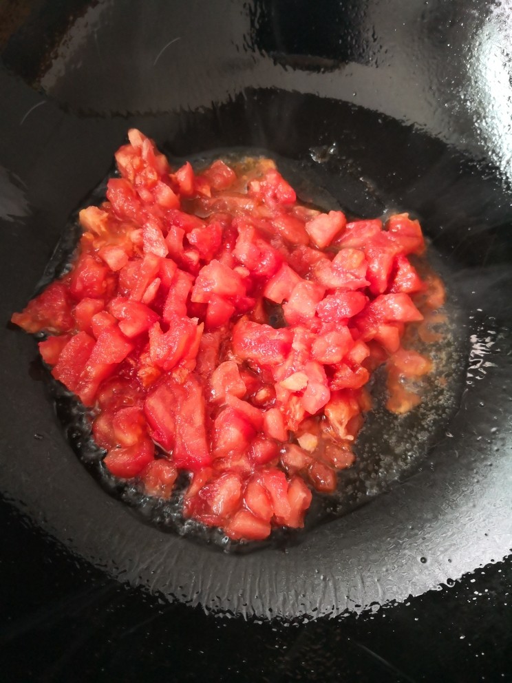 西红柿鸡蛋拌面,倒入西红柿