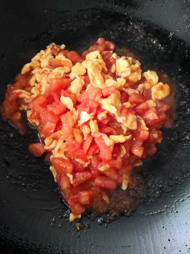 西红柿鸡蛋拌面,拌匀待用