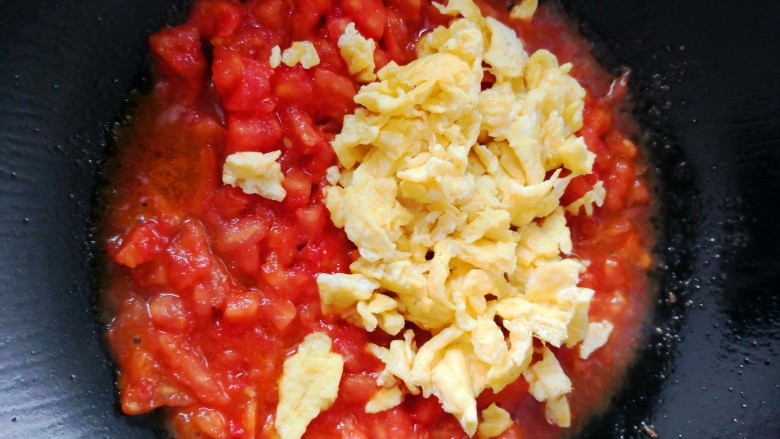 西红柿鸡蛋拌面,炒至西红柿入味断生，加入炒好的鸡蛋