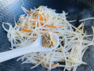 爆炒绿豆芽,加入适量胡椒粉