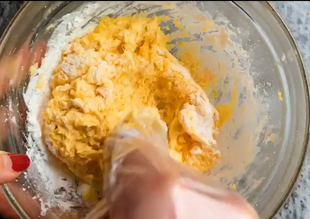 南瓜糯米饼,然后不断揉搓，搓到面团光滑，碗中没有粉末粘底，糯米粉可分次加入，变揉边加。